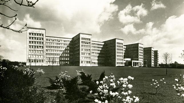 Bild: WDR Der Sitz der IG Farben in Frankfurt am Main. Das größte Chemieunternehmen der Welt, führend auch in der Produktion von Arzneimitteln, ließ Medikamente auch an KZ-Häftlingen testen. (Archivfoto)