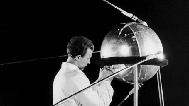 Bild: (c) dpa - Report/Tass Der Satellit Sputnik