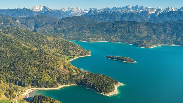 Bild: WDR/Jan Haft Der Walchensee wird auch „Bayerische Karibik“ genannt, weil sein Wasser besonders klar ist und dadurch türkisgrün schimmert. Das liegt zum einen am hohen Kalziumkarbonat-Anteil, außerdem sind hier keine Motorboote zugelassen und dadurch hat der See eine besondere Wasserqualität.
