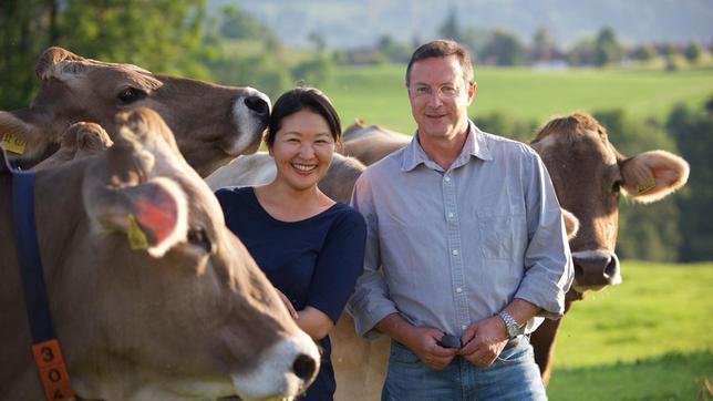 Bild: NDR Deutschlandreise mit Japanerin: Gast Azusa Mori und Reporter Klaus Scherer beim Reisestart im Allgäu.
