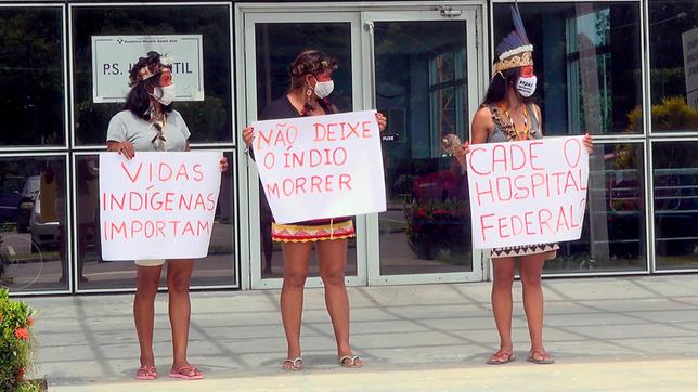 Bild: Radio Bremen/dmfilm und tv produktion Die 32-jährige Krankenschwester Vanda Ortega protestiert mit anderen Indigenen Frauen vor dem örtlichen Krankenhaus von Manaos in Brasilien. Sie fordern, dass die an Covid-19 erkrankten indigenen Einwohner Manaos auch Beatmungsbetten erhalten. Auf ihren Schildern steht u.a. "Indigenes Leben zählt auch".