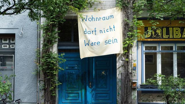 Bild: rbb/Ariane Böhm Die angespannte Situation auf dem Wohnungsmarkt in den Großstädten spüren auch die Kleinsten: Experten schätzen, dass etwa 32.000 Kinder deutschlandweit von Wohnungslosigkeit betroffen sind. Die Story im Ersten forscht nach Ursachen und Lösungsansätzen, begleitet wohnungslose Familien und zeigt, was es für Kinder und deren Eltern bedeutet, wenn ihnen das eigene Zuhause fehlt. - Wohnraum darf nicht Ware sein-Transparent an einem Kreuzberger Haus