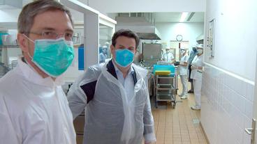 Die Autoren konnten Arbeitsminister Hubertus Heil drei Monate (r) exklusiv mit der Kamera begleiten und beobachten, wie er dagegen kämpft, dass das Virus am Ende auf dem Arbeitsmarkt stärker wütet, als auf den Intensivstationen. Als Arbeitsminister ist Hubertus Heil auch zuständig für die Sicherheit am Arbeitsplatz.