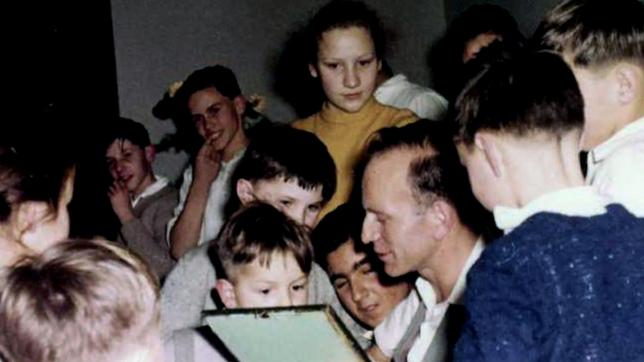 Bild: WDR Sektengründer Paul Schäfer mit Kindern (ca. 1960)