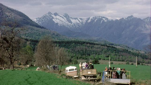 Bild: WDR Lastkraftwagen auf einer Straße, im Hintergrund Berge