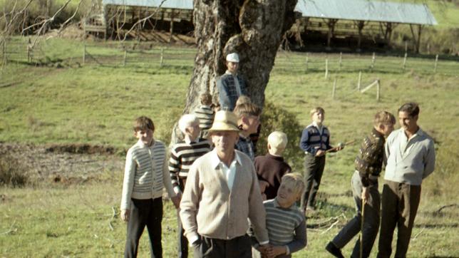 Bild: WDR/LOOKSfilm Paul Schäfer (Mitte) mit einer Gruppe Jungen ca. 1968 in Chile