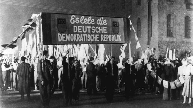 Bild: WDR/picture alliance Die Gründung der DDR feiert die FDJ mit einer Massenkundgebung mit Fackelzug Unter den Linden in Ostberlin.