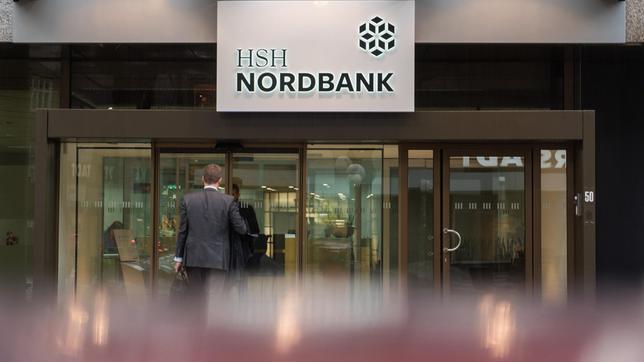 Bild: WDR/dpa/Daniel Bockwoldt Die HSH Nordbank wird nach ihrer jahrelangen Krisengeschichte im Sommer 2018 frei von Altlasten an ihre neuen Eigentümer übergeben.