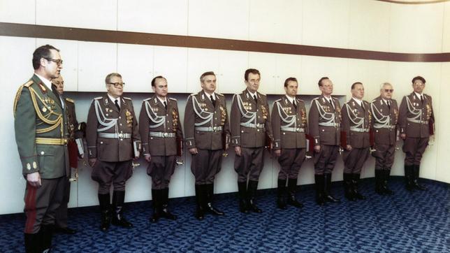 Bild: rbb/ARD Die HVA, die Hauptverwaltung Aufklärung des Ministeriums für Staatssicherheit war der weltweit agierende Auslandsgeheimdienst der DDR. Einer der effektivsten Spionageorganisationen des 20. Jahrhunderts, berühmt-berüchtigt und geheimnisumwittert. Ein Mythos, ein „Tarnkappenbomber“ Moskaus, der oft unter dem Radar der westlichen Geheimdienste flog. Ein Schattenreich, eine Black Box. - Foto: Die HVA – eine Elitetruppe mit Korpsgeist und Konspiration.