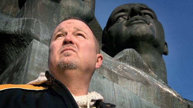 Bild: rbb/astfilm productions Die HVA, die Hauptverwaltung Aufklärung des Ministeriums für Staatssicherheit war der weltweit agierende Auslandsgeheimdienst der DDR. Einer der effektivsten Spionageorganisationen des 20. Jahrhunderts, berühmt-berüchtigt und geheimnisumwittert. Ein Mythos, ein „Tarnkappenbomber“ Moskaus, der oft unter dem Radar der westlichen Geheimdienste flog. Ein Schattenreich, eine Black Box. - Foto: Jens Karney alias „Kid“ – ein Maulwurf der HVA in der NSA.