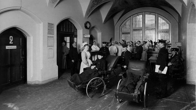 Bild: rbb/Institut für Geschichte der Medizin und Ethik in der Medizin Die Krankenaufnahme um 1910, hier werden Kassenmitglieder und Selbstzahler getrennt.