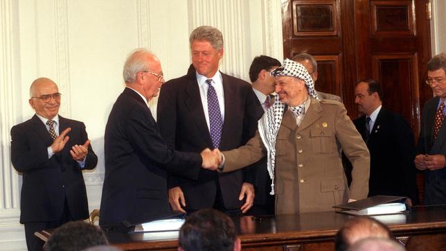 Bild: rbb/OHAYON AVI Rabin und Arafat geben sich nach der Unterzeichnung des Oslo II-Abkommens im weißen Haus (1995) die Hände.