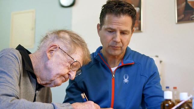 Bild: Radio Bremen/Matthias Kind Die „Story im Ersten“ von Radio Bremen begleitet den Palliativarzt Dr. Mathias Thöns bei einem Patientenbesuch. Zusammen füllen sie eine Pflegevollmacht aus.