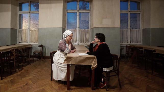 Bild: NDR/Anna Wloch Regisseurin Roberta Grossman (rechts) an der Kulisse einer Suppenküche.