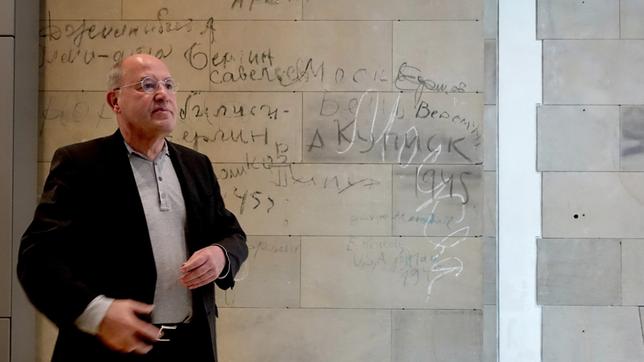 Bild: rbb/ARD/Manfred Selle Die Karriere des Politikers Gregor Gysi begann in den Tagen der Maueröffnung.