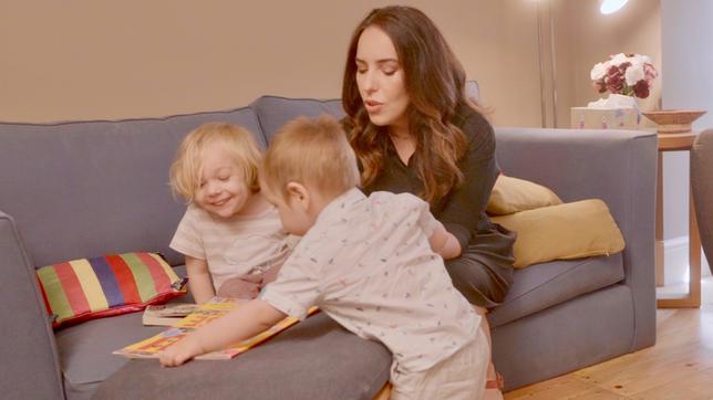 Bild: NDR Stella Moris, Verlobte von Julian Assange, mit den beiden gemeinsamen Kindern Gabriel und Max.