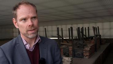 Dr. Axel Drecoll, Leiter der KZ- Gedenkstätte Sachsenhausen, vor dem Krematorium. Er berichtet vom Auftritt einer Besuchergruppe der AfD- Fraktionsvorsitzenden Weidel im Juli: Dauernde, revisionistische Wortbeiträge seien der Würde eines Orts des Todes Zehntausender nicht angemessen gewesen. Die Führung wurde abgebrochen.