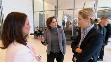 Bild: ARD Dreharbeiten zu „Protest und Provokation: Die AfD im Bundestag“ – Die Autorinnen Karin Dohr und Marie-Kristin Boese im Gespräch mit AfD-Fraktionschefin Alice Weidel (v. l. n.) auf der Fraktionsebene im Deutschen Bundestag.