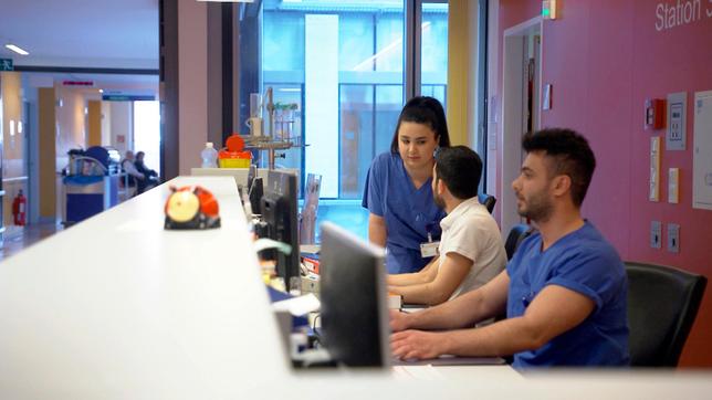Dringend benötigte Krankenpfleger werden im Uniklinikum Eppendorf fortgebildet. Diese Kurse bezahlt das Jobcenter nicht.