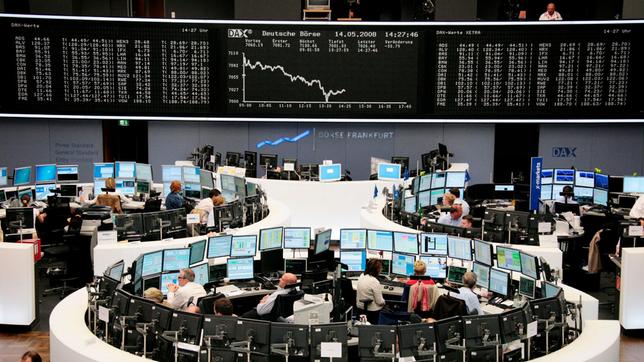 Bild: WDR/dpa/Boris Roessler Ein Blick auf das Parkett des Handelsraums der Börse in Frankfurt am Main.