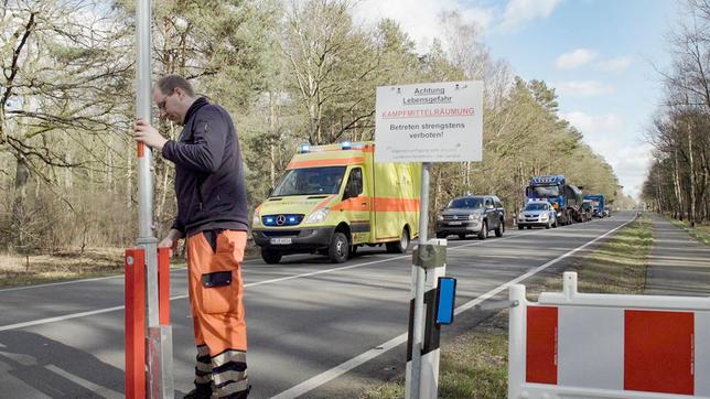 Bild: Radio Bremen Ein Polizeikonvoi begleitet die geborgenen Giftgasgranaten zur Entschärfung durch die niedersächsischen Wälder.