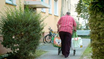 Ein Rentner auf dem Heimweg nach dem Einkauf.