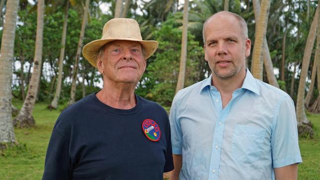 Bild: SWR Filmautor Oliver Schwehm (re.) mit Lutz Kayser (li.) auf Bikendrik Island. Kurz nach den Dreharbeiten starb Lutz Kayser.