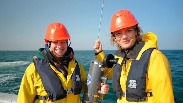 Forscherin Dr. Nina Bartlau und Lena Ganschow suchen auf hoher See nach Phagen. Die könnten ein Mittel gegen krankmachende Bakterien sein.