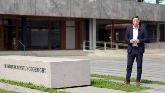 Bild: SWR Frank Bräutigam vor dem Bundesverfassungsgericht, Karlsruhe.