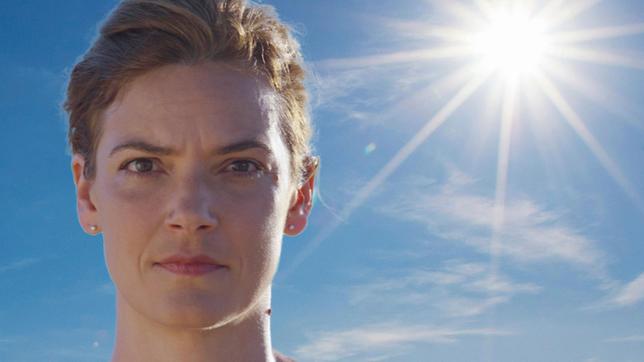 "Fürchten wir die Sonne zu sehr?", fragt Reporterin Lena Ganschow. Sonnenmangel könnte das Risiko für verschiedene Krebsarten und Herzkreislauferkrankungen erhöhen, warnen Forscher. Bei zu viel Sonne drohen Sonnenbrand und Hautkrebs drohen. Die Doku begibt sich auf Spurensuche: "Wie viel Sonnen ist gesund?"