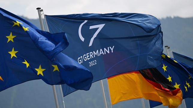 Europafahnen, Deutschlandfahnen und Fahnen mit dem G7 Gipfel-Logo; Der G7-Gipfel findet vom 26. bis 28. Juni 2022 auf Schloss Elmau statt.