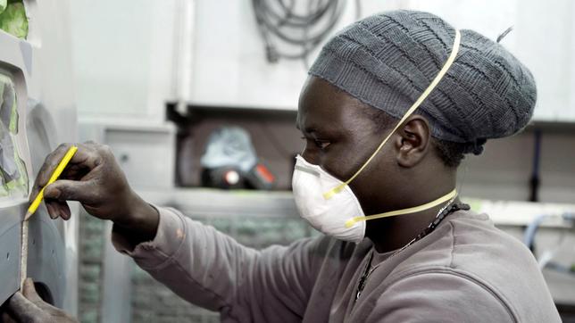 Bild: WDR/ECO Media Geselle Babacar Faye bei Arbeit