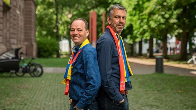 Bild: SWR Heiko (l.) und Marius (r.) wollten beide Priester werden, doch dann verliebten sie sich ineinander. Seit Jahren beobachten sie die katholische Kirche und ihre Haltung zu queeren Menschen. Zum ersten Mal spüren sie in diesem Jahr weniger Ausgrenzung.
