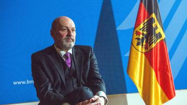 Bild: rbb/Axel Schneppat/Arpad Bondy Filmproduktion Hans-Peter Batt, IT Direktor der Bundesregierung, sieht vorläufig keine Alternative zu Microsoft.