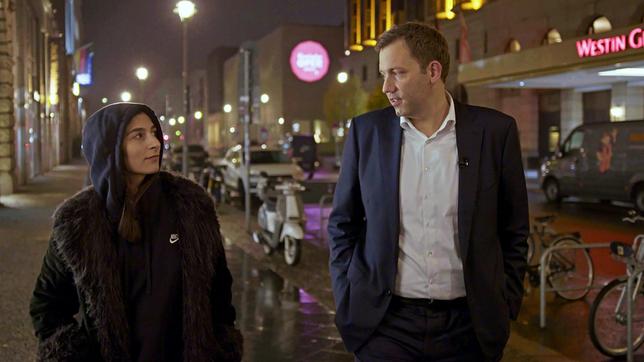Host Miriam Davoudvandi (li.) trifft den SPD-Generalsekretär Lars Klingbeil an seinem großen Tag Anfang November 2021, an dem er bekanntgibt, für den Parteivorsitz zu kandidieren. Bei einem Abendspaziergang durch Berlin-Mitte sprechen die beiden über seinen Erfolg als Wahlkampf-Manager, seine Ambitionen und seinen politischen Stil.