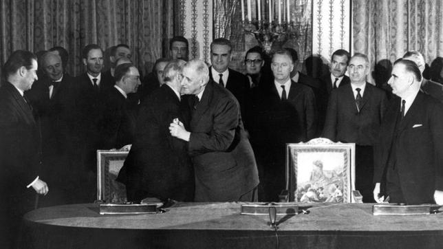 Der französische Staatspräsident Charles de Gaulle (r.) und der deutsche Bundeskanzler Konrad Adenauer (l.) umarmen sich nach der Unterzeichnung des deutsch-französischen Freundschaftsvertrages in Paris am 22. Januar 1963. 