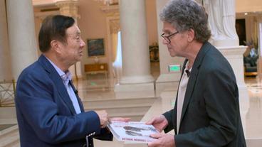 Huawei-Gründer Ren Zhengfei mit Filmemacher Hubert Seipel (rechts).
