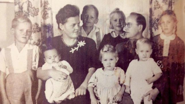 Hubert Markgraf mit seiner Familie (Hubert Bildmitte hinter der Mutter), Praust bei Danzig, genaues Jahr unbekannt.