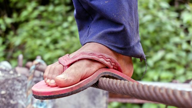 Bild: MDR/Maximus Film Ihre Schuhe: meist nur Flip-Flops. Die Sohlen halten gerade mal einen Monat, dann brauchen sie neue.