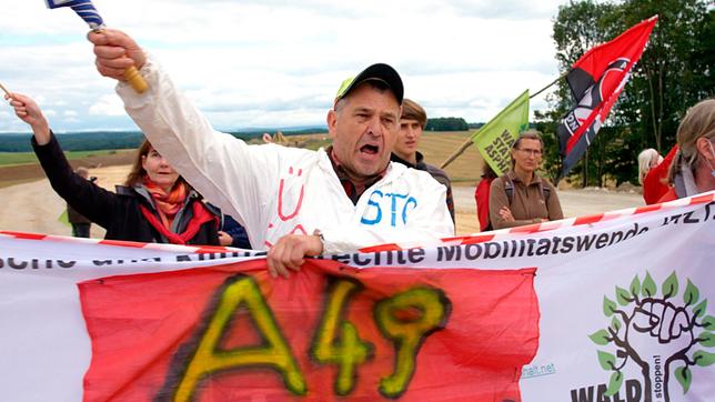 Im hessischen Dorf Dannenrod versuchen Aktivisten den Bau der Autobahn 49 zu verhindern. Der Streit wird erbittert geführt, hat Familien und Freundschaften entzweit.