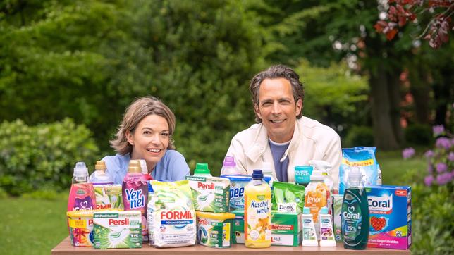 In „Die Tricks mit Waschmittel, Weichspüler und Co.“ finden Anna Planken und Jo Hiller: Nicht alles, was duftet, reinigt auch. Und nicht alles, was glänzt, ist gut für Gesundheit oder Umwelt.