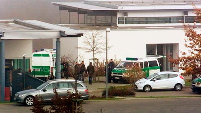 Polizeiautos vor dem Oberndorfer Waffenhersteller Heckler & Koch bei einer Hausdurchsuchung im Dezember 2010