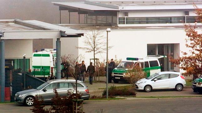 Bild: SWR Polizeiautos vor dem Oberndorfer Waffenhersteller Heckler & Koch bei einer Hausdurchsuchung im Dezember 2010