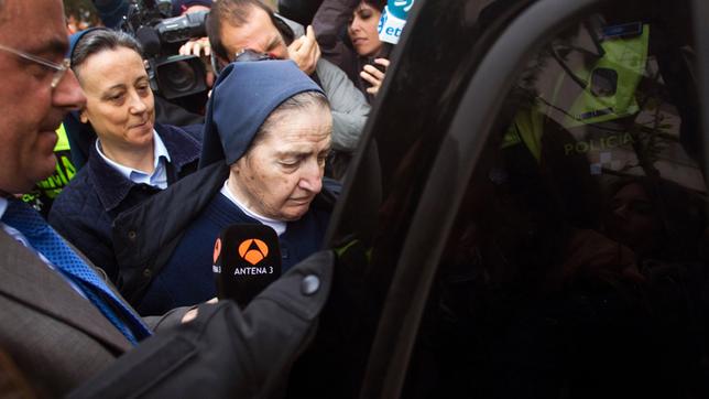 Schwester Maria Gomez Valbuena, beschuldigt der Kinderraub-Mittäterschaft, beim Verlassen des Gerichtsgebäudes. (Archivfoto, Madrid 12. April 2012)