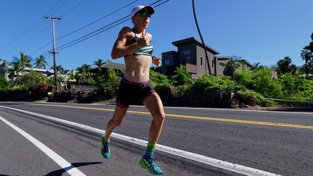 3,86 km schwimmen, 180 km Rad fahren und zum Abschluss bei über 30 Grad einen Marathon laufen: Die Anforderungen beim Ironman sind knallhart.