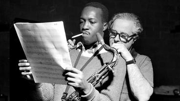 Bild: NDR Alfred Lion (rechts) mit dem Musiker Hank Mobley