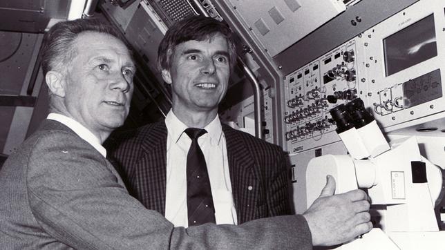 Bild: dpa/AP/Margret Pfeil Der westdeutsche Astronaut Ulf Merbold , rechts, und der DDR-Astronaut Sigmund Jaehn 1990 in Koeln.