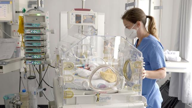 Bild: WDR/Längengrad Filmproduktion Je früher ein Kind zur Welt kommt und je leichter es ist, umso mehr Geld überweist die Krankenkasse der Klinik. Ein gefährlicher Fehlanreiz?