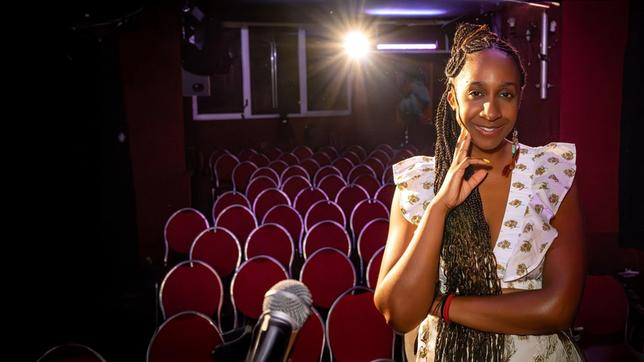 Jeniffer Morland war einst als "Schwarze Heidi " auf der Comedy-Bühne bekannt. Doch der Tod ihres Stiefvaters brachte sie zum Schweigen. Heute führt sie drei Restaurants in Berlin. Jetzt will sie zurück auf die Bühne. Der Film begleitet Jeniffer hinter die Kulissen von Restaurants, Comedy Clubs und in die Schweizer Berge, wo für sie als Schwarzes Mädchen Idylle und Rassismus aufeinanderprallten. - Jeniffer Morland will zurück auf die Comedy-Bühne.