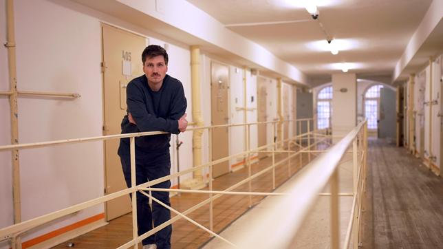 Bild: MDR Journalist Frank Seibert in der Gefangenenstation in der JVA „Roter Ochse“ in Halle/Saale